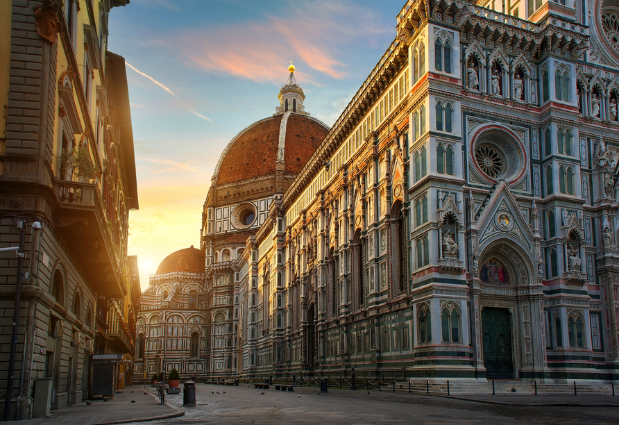 Besuchen Sie Florenz und bestaunen Sie die Kathedrale Santa Maria mit ihrer beeindruckenden Kuppel.