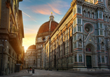 Besuchen Sie Florenz und bestaunen Sie die Kathedrale Santa Maria mit ihrer beeindruckenden Kuppel.