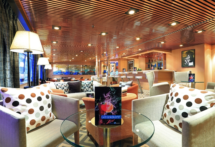 An Bord erwarten Sie gemütliche und einladende Lounges, wie zum Beispiel die Bellini Cigar Lounge.
