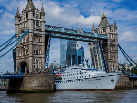 Ein Highlight Ihrer Reise: Die Fahrt durch die Tower Bridge in London.