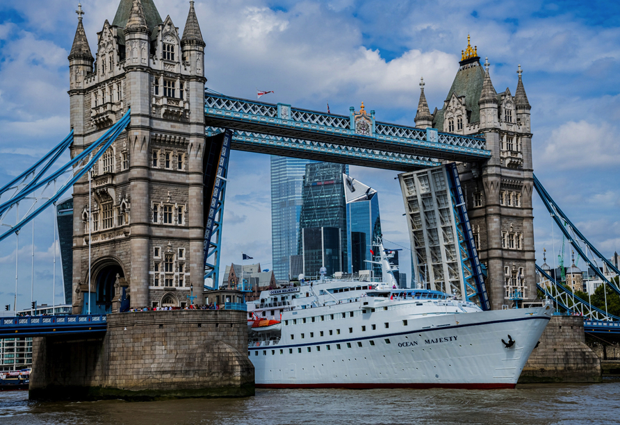Ein Highlight Ihrer Reise: Die Fahrt durch die Tower Bridge in London.