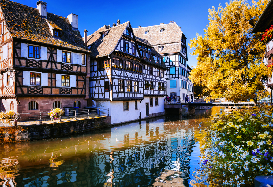 Bewundern Sie die romantischen Kanäle, die sich durch Straßburg ziehen.