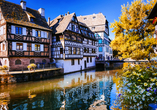 Bewundern Sie die romantischen Kanäle, die sich durch Straßburg ziehen.