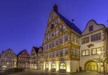 Bei Nacht erstrahlt der historische Marktplatz in Leonberg in neuem Licht.