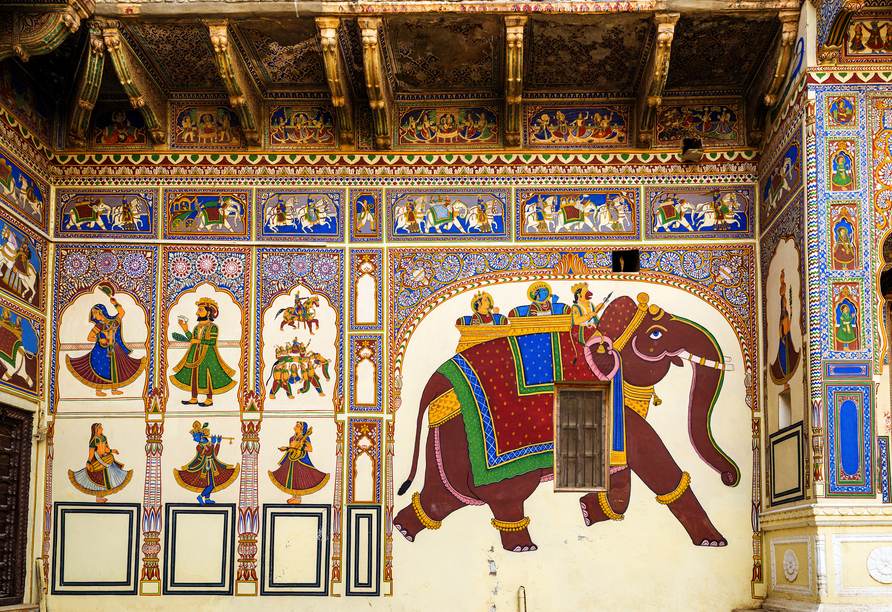 Die Havelis in der Wüstenstadt Mandawa sind mit wunderschönen, bunten Fresken verziert.