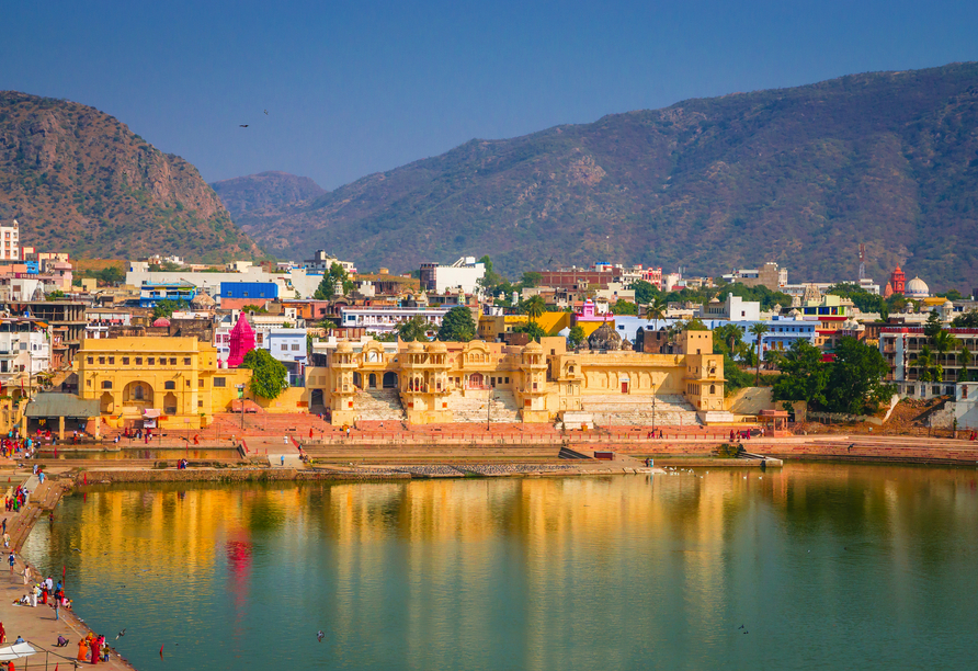 Besuchen Sie den heiligen See inmitten der eindrucksvollen Stadt Pushkar.