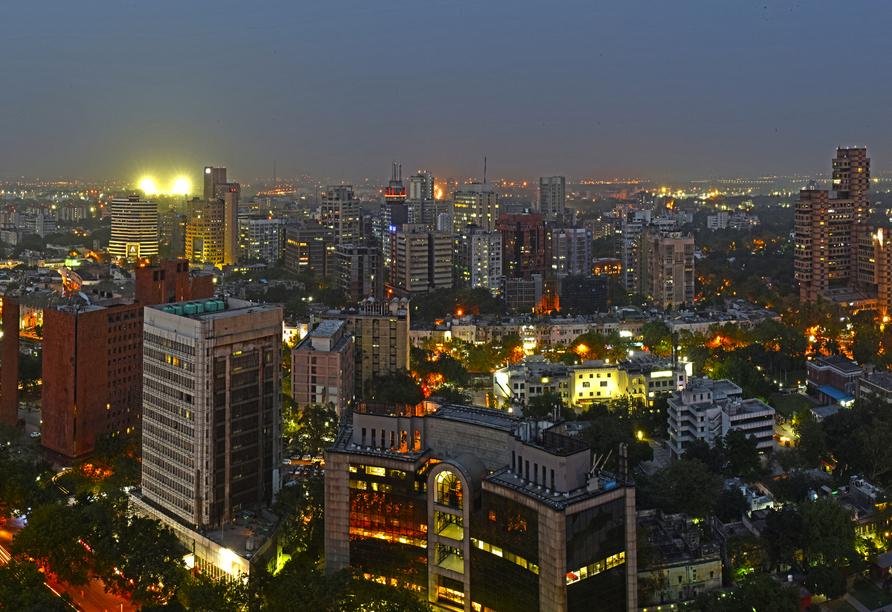 Die moderne Innenstadt von Neu-Delhi verwandelt sich nachts in ein funkelndes Lichtermeer.