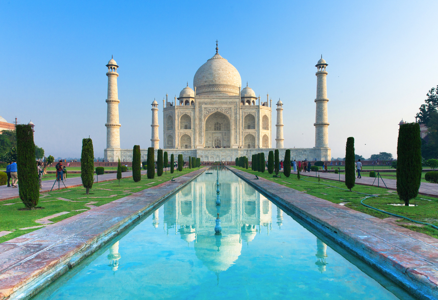 Das Taj Mahal mit seinen symmetrischen, weißen Marmortürmen ist eines der berühmtesten UNESCO-Weltkulturerbe.
