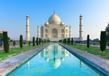 Das Taj Mahal mit seinen symmetrischen, weißen Marmortürmen ist eines der berühmtesten UNESCO-Weltkulturerbe.