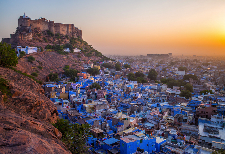 Die hübsche Stadt Jodhpur mit ihren blauen Häuschen liegt ebenfalls am Fuße einer alten Festung.