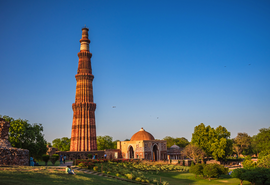 Der Qutab Minar ist ein 73 m hoher Siegesturm, den Sie aus nächster Nähe bestaunen dürfen.