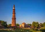 Der Qutab Minar ist ein 73 m hoher Siegesturm, den Sie aus nächster Nähe bestaunen dürfen.