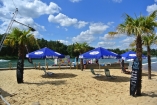 Im Beachclub entspannen Sie unter Palmen und schauen den Wakeboardern auf dem Wasser zu.