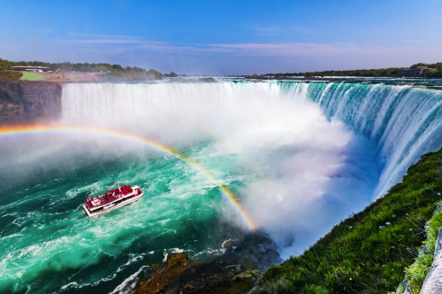Bestaunen Sie die Niagarafälle bei der „Hornblower Cruise