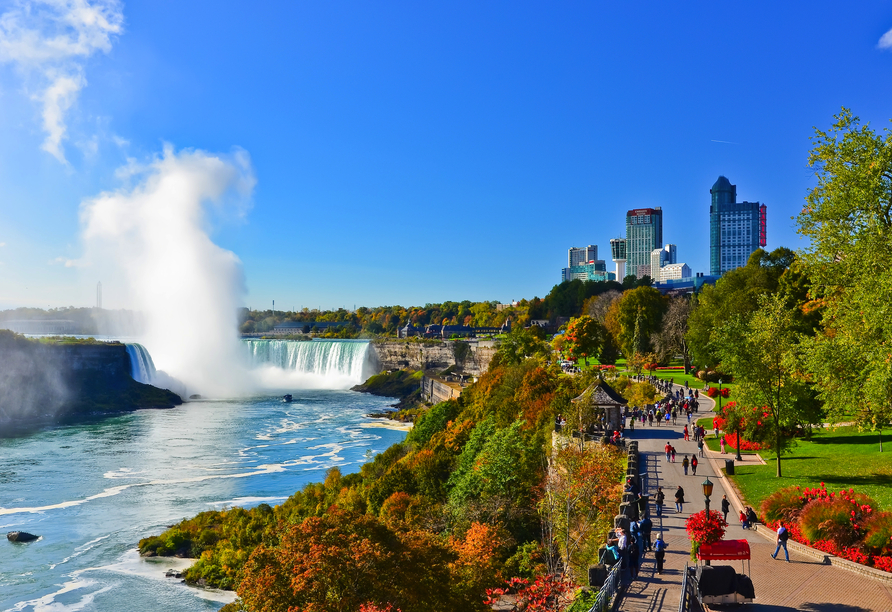 Ein gigantisches Naturwunder sind die Niagarafälle.