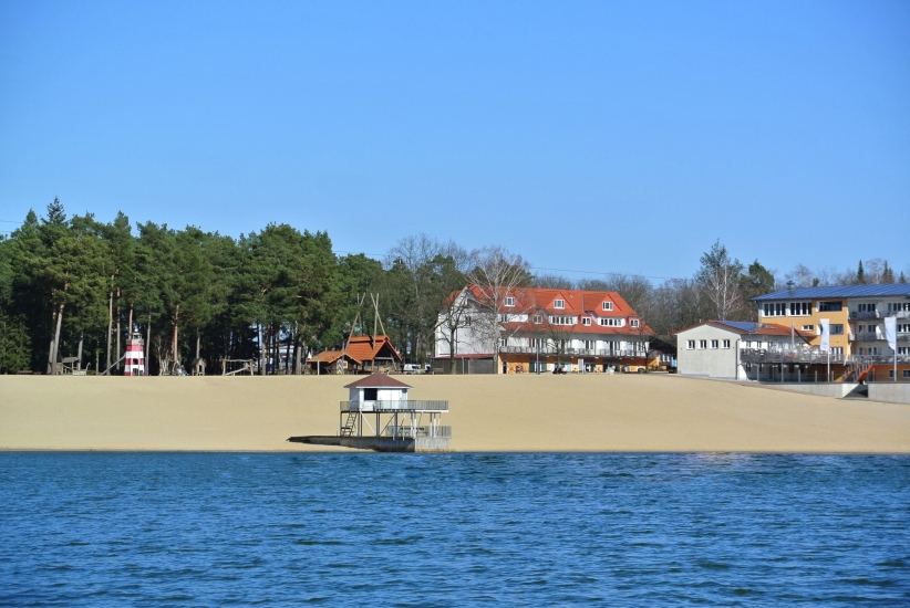 Willkommen im BernsteinSee Hotel – direkt am See mit hauseigenem Sandstrand!