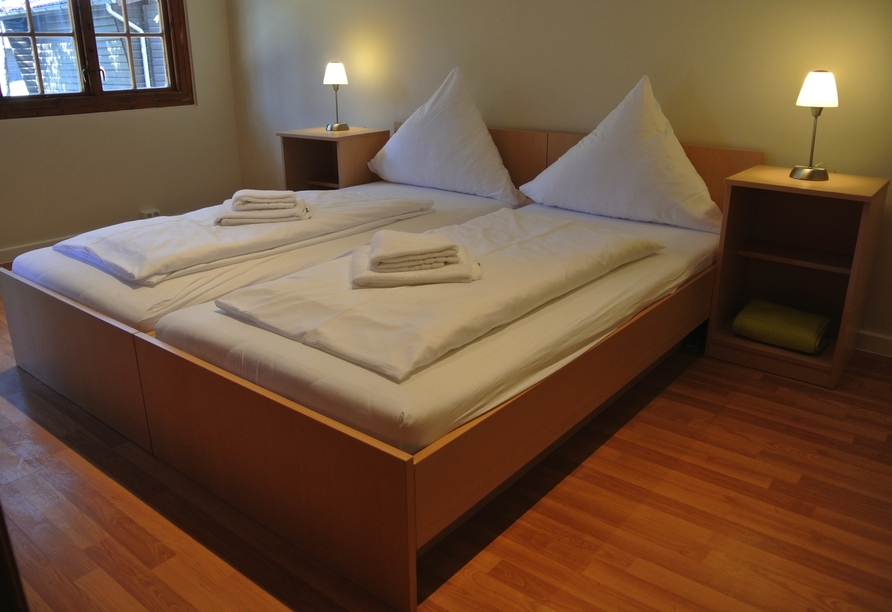 Beispiel eines Schlafbereichs in der Zimmerkategorie Blockhaus