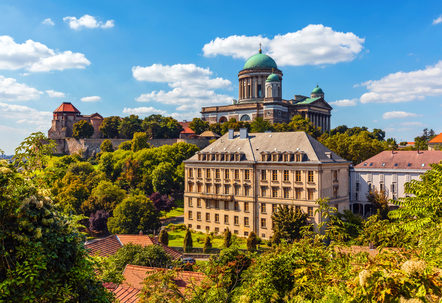 Esztergom beeindruckt mit seiner eindrucksvollen Basilika und der wunderschönen Lage an der Donau.