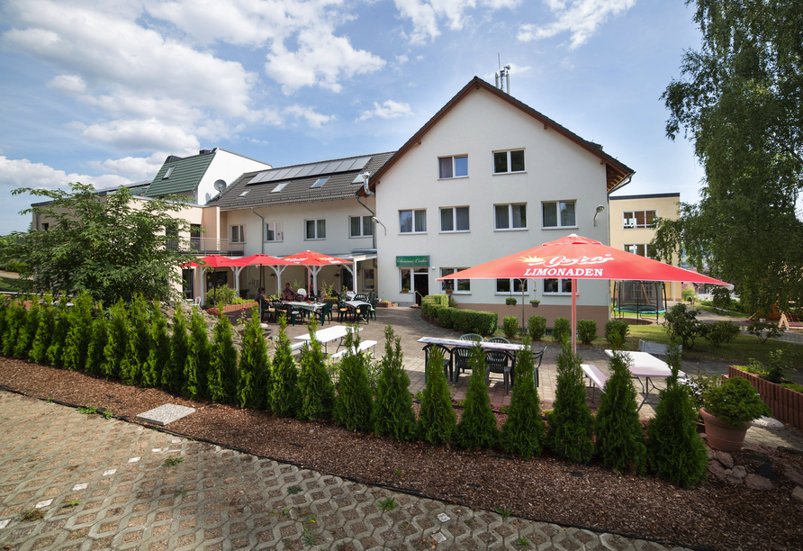 Das Berghotel Tambach liegt idyllisch am Waldrand.