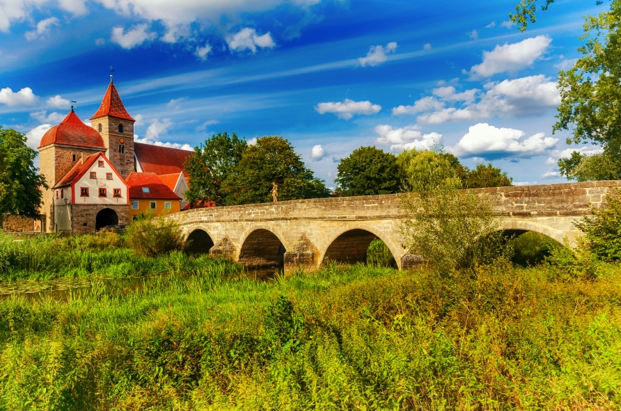 Die Altmühlbrücke von Ornbau ist einen Besuch wert.