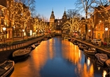 Schlendern Sie an den Kanalufern, um Amsterdam gemütlich zu erkunden.