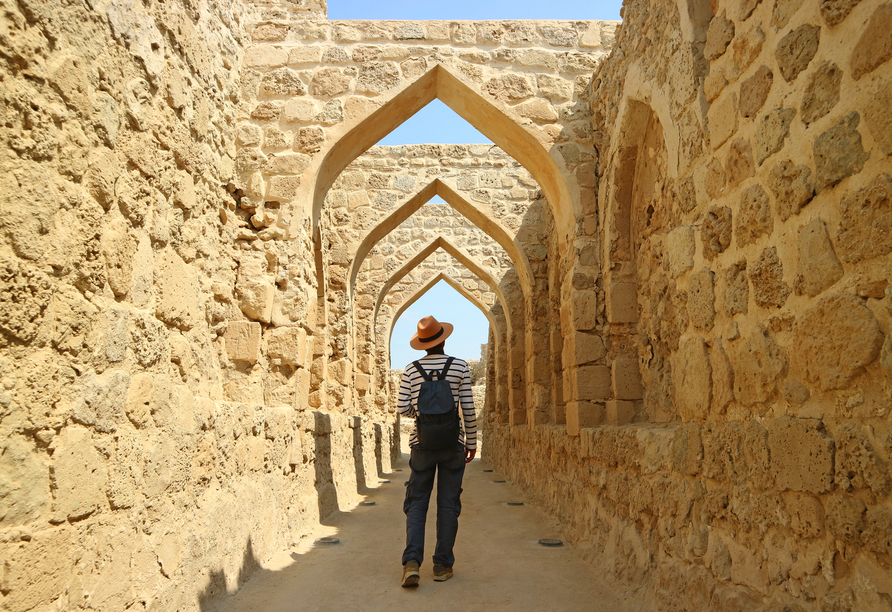 Auf Bahrain entdecken Sie verborgene Schätze, wie hier die archäologische Stätte Qalʿat al-Bahrain bei Manamah.