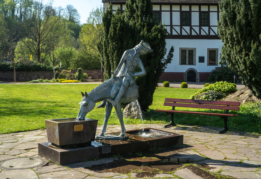Der Brunnen mit der Bronzeplastik von Münchhausen und dem halben Pferd in Bodenwerder