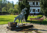 Der Brunnen mit der Bronzeplastik von Münchhausen und dem halben Pferd in Bodenwerder