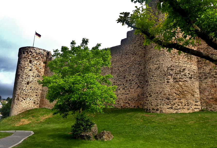 Blick vom Eifelsteig auf die Stadtmauer in Hillesheim