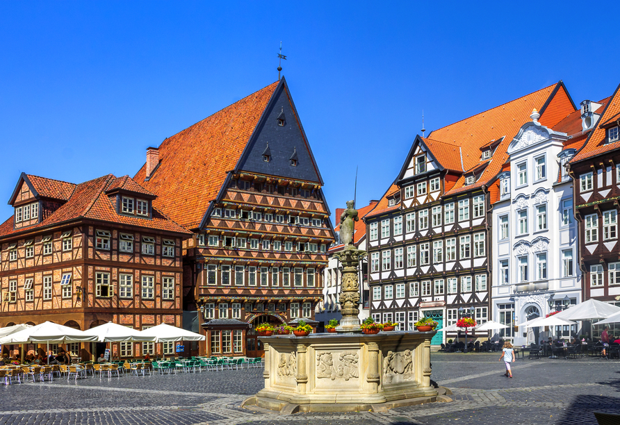 Der historische Marktplatz von Hildesheim überzeugt mit schönem Fachwerk.