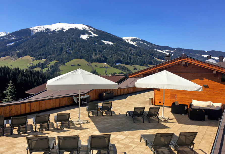 Bestaunen Sie die Aussicht in die herrliche Berglandschaft von der Hotelterrasse aus.