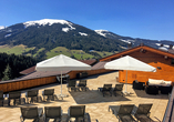 Bestaunen Sie die Aussicht in die herrliche Berglandschaft von der Hotelterrasse aus.