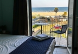 Einige Zimmer des Hotels verfügen über einen herrlichen Blick vom Balkon aufs Meer.