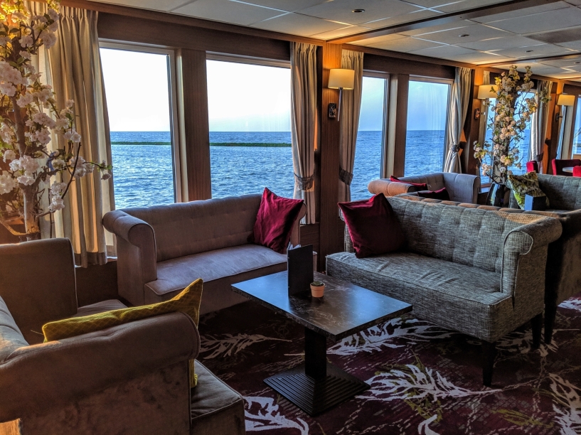 Machen Sie es sich in der Lounge an Bord von VistaRio gemütlich.