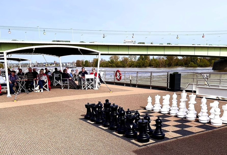 Fordern Sie Ihre Mitreisenden zu einer Partie Schach auf dem Sonnendeck heraus.