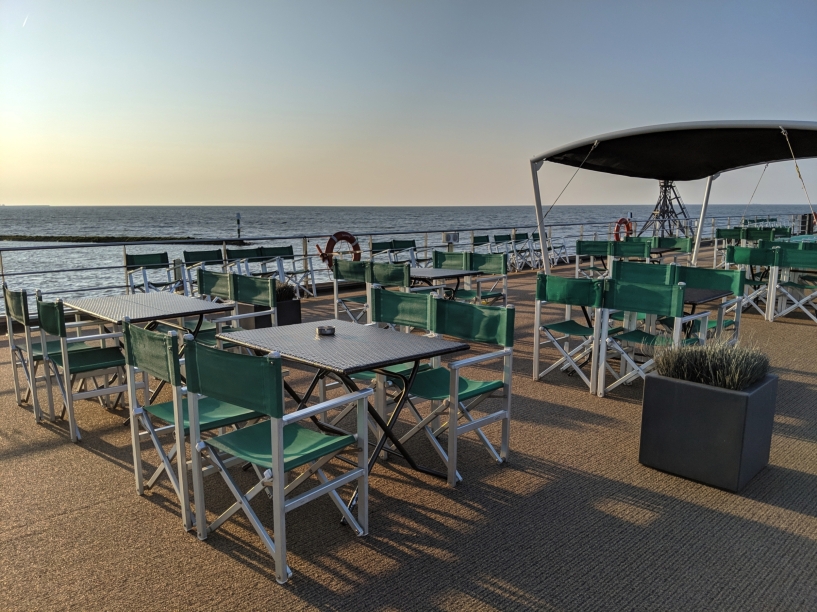 Das Sonnendeck an Bord bietet ausreichend Platz, um den Ausblick auf das IJsselmeer zu genießen.
