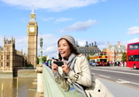 Entdecken Sie die zahlreichen Sehenswürdigkeiten von London, wie den Big Ben oder die roten Doppeldeckerbusse.
