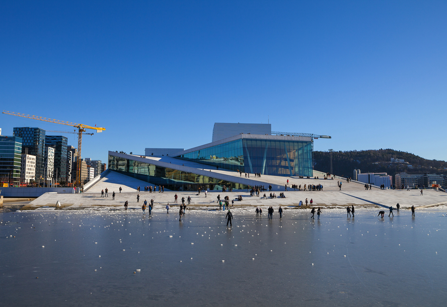 Im Winter kann man vor dem Opernhaus in Oslo die Schlittschuhfahrer beobachten oder selbst eine Runde drehen.