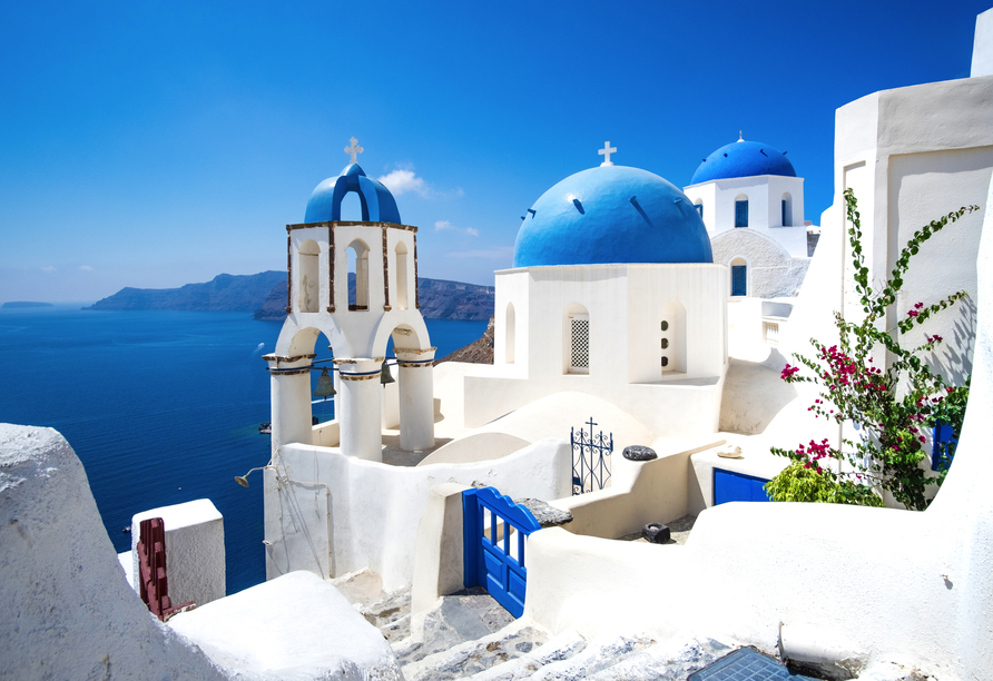 Santorini ist bekannt für die weiß-blauen Häuschen.