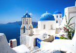 Santorini ist bekannt für die weiß-blauen Häuschen.