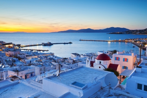 Genießen Sie das Panorama von Mykonos am Abend.