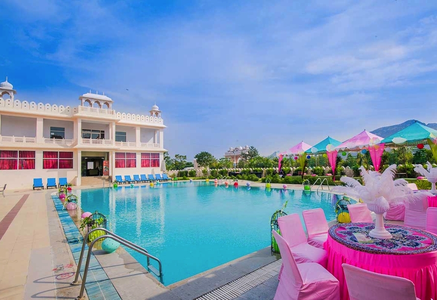 Genießen Sie entspannte Stunden am Außenpool des Bhanwar Singh Palace Pushkar.