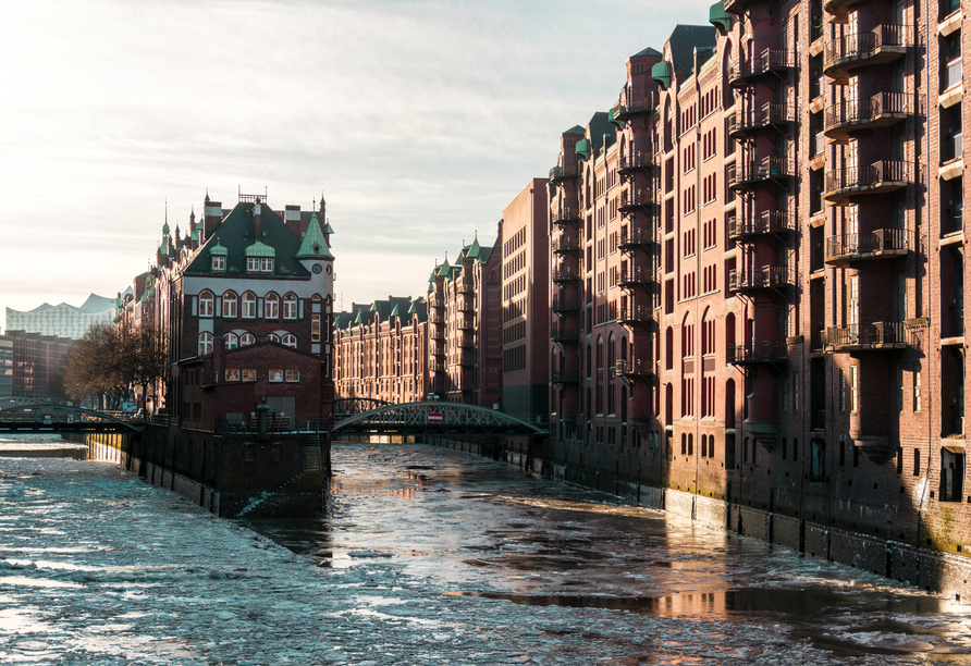 Erkunden Sie die winterliche Speicherstadt in Hamburg – HIer beginnt und endet Ihre Reise.