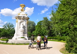 Im Berliner Tiergarten können Sie wunderschön spazierengehen oder Rad fahren.