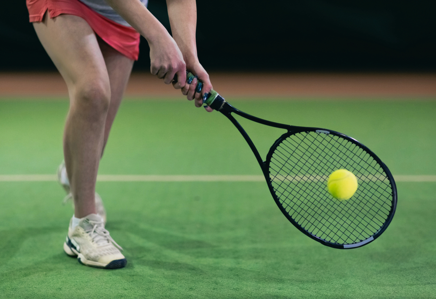 Spielen Sie eine Partie Tennis in der Tennishalle im PP-Hotel Grefrather Hof.