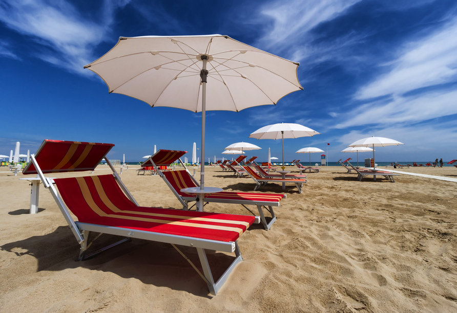 Am Strand von Rimini können Sie auf Ihrer Sonnenliege vollkommen entspannen.