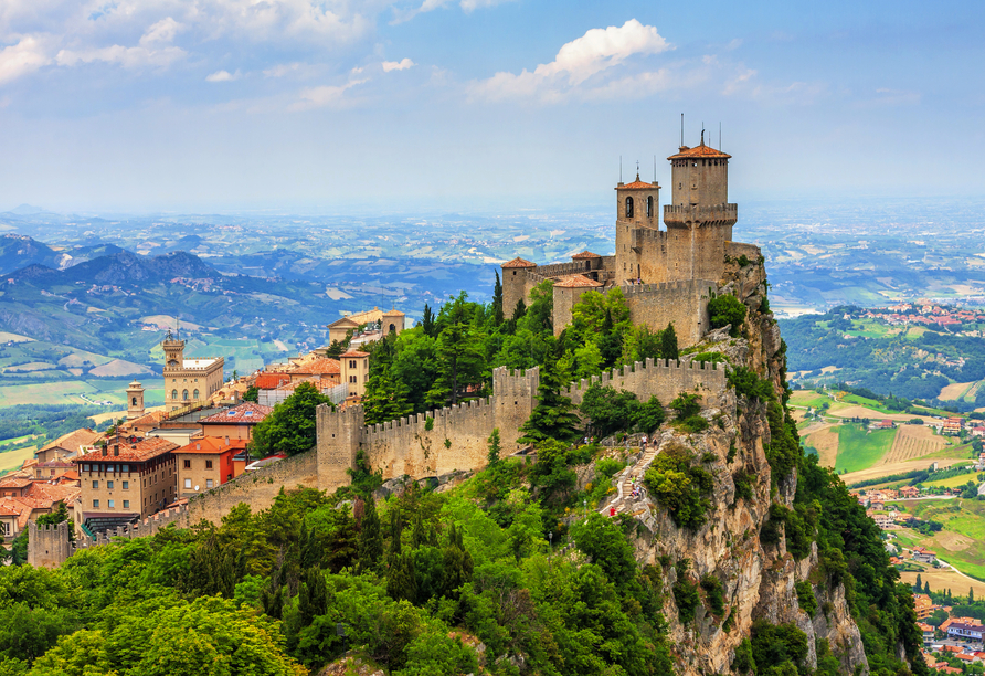 Nahe Ihres Urlaubsortes liegt der Zwergstaat San Marino mit der imposanten Burg Guaita.