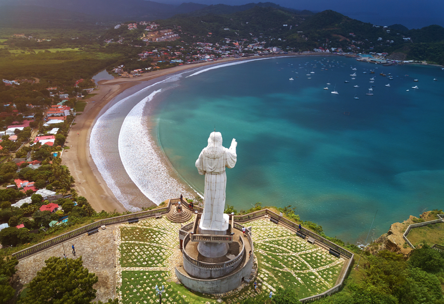 Besuchen Sie in San Juan del Sur in Nicaragua die berühmte Statue Cristo de La Misericordia.
