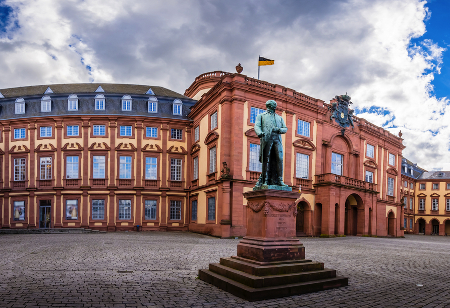 Nach Versailles ist das Schloss in Mannheim das zweitgrößte Barockschloss Europas.