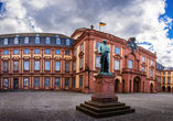 Besichtigen Sie das imposante Mannheimer Schloss.